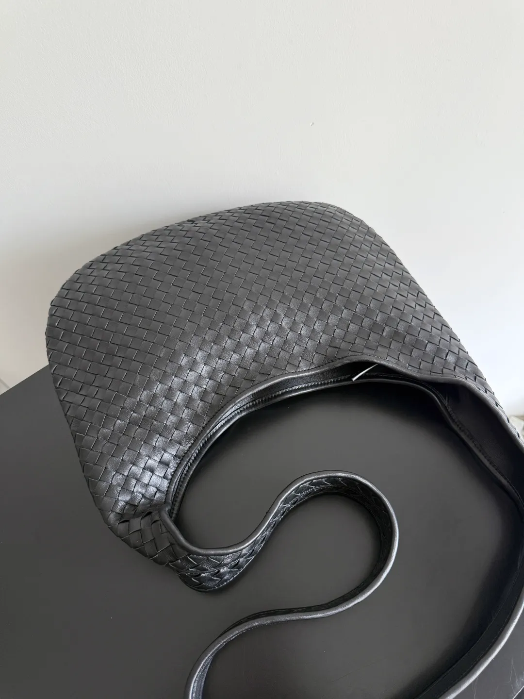 Batch 2480 BOTTEGA VENETA 2025 new men's medium Veneto crossbody bag is made of lambskin, elegantly extends to the strap, fits perfectly on the upper body, and the light and neat shape is suitable for all your choices for business, travel or daily life. Top zipper, interior two compartments, extra-large capacity. The classic Veneta shape has been redesigned and turned into a bag that can be worn cross-body, simple yet stylish. Although it is designed as a men’s bag, it is also very suitable for girls to carry! The back is so handsome🕶! More aura ~ The shoulder straps are reasonably designed, making it comfortable and stylish to carry cross-body. The bag has a practical capacity and can easily fit your daily needs~ Whether it is paired with casual wear for going out on the street or with formal wear for commuting, put it on and your fashion sense will rise in a straight line📈! Style number: 826877 Size: 38*24*2cm